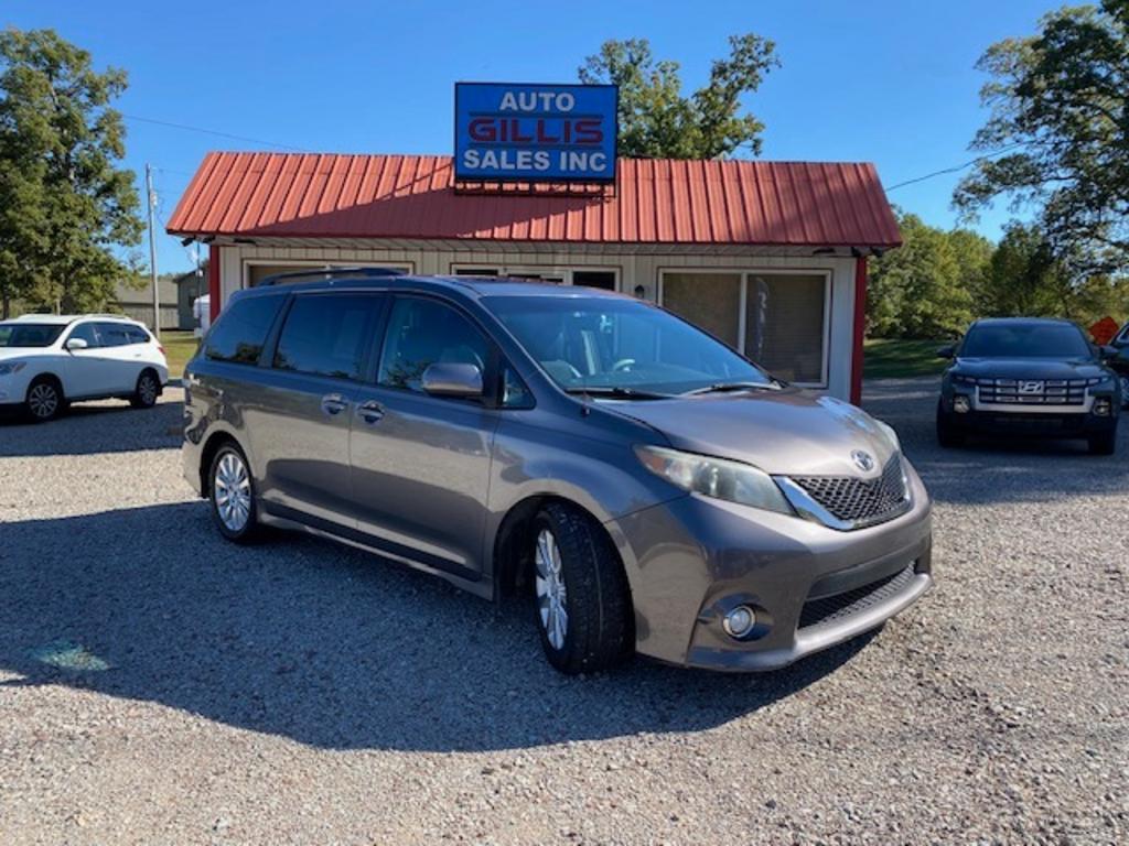 2012 Toyota Sienna SE's photo