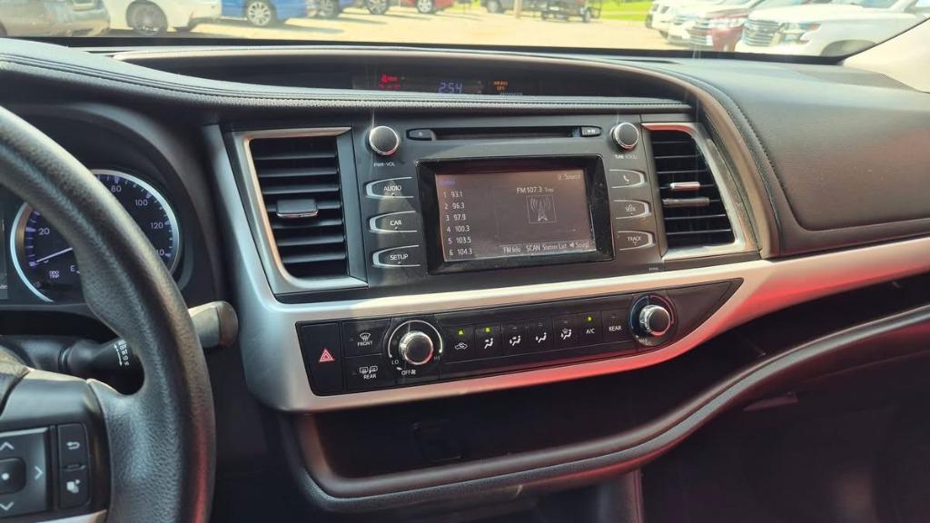 2018 Toyota Highlander LE - Photo 7