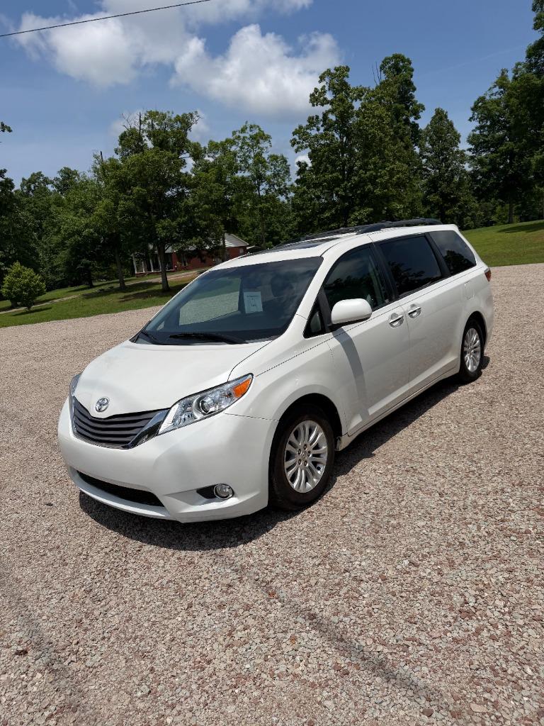 2015 Toyota Sienna XLE Premium V6 8-Passenger's photo